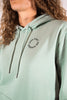 Model Nahaufnahme, Produkt Hoodie, Motiv Seek first the Kingdom, Farbe Aloe