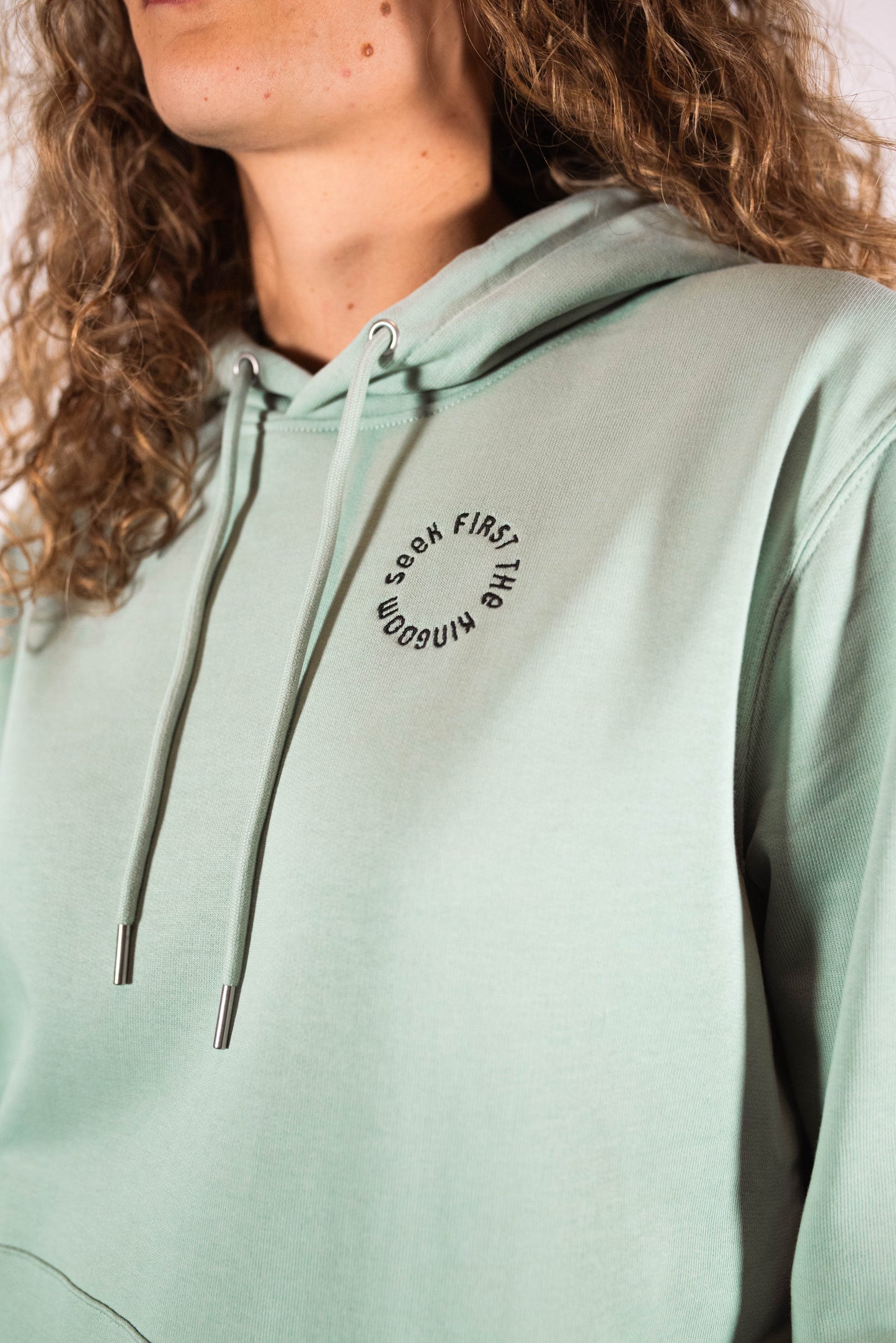 Model Nahaufnahme, Produkt Hoodie, Motiv Seek first the Kingdom, Farbe Aloe