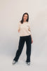 Model Ganzkörperaufnahme, Produkt T-Shirt, Motiv Amen!, Farbe Natural Raw