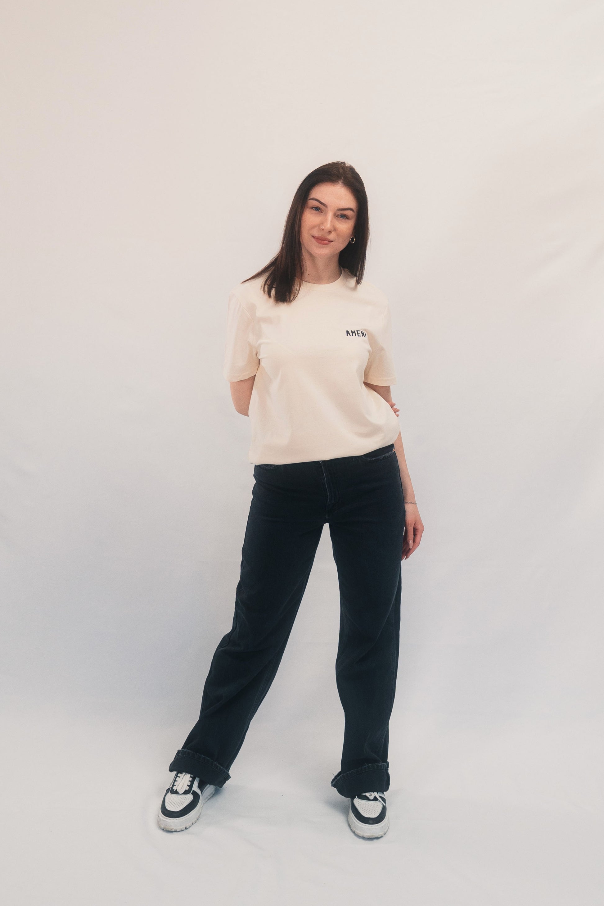 Model Ganzkörperaufnahme, Produkt T-Shirt, Motiv Amen!, Farbe Natural Raw