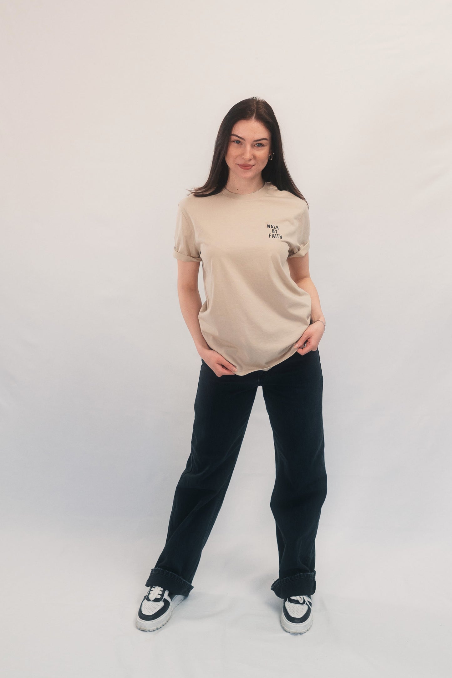 Model Ganzkörperaufnahme, Produkt T-Shirt, Motiv Walk by Faith, Farbe Desert Dust