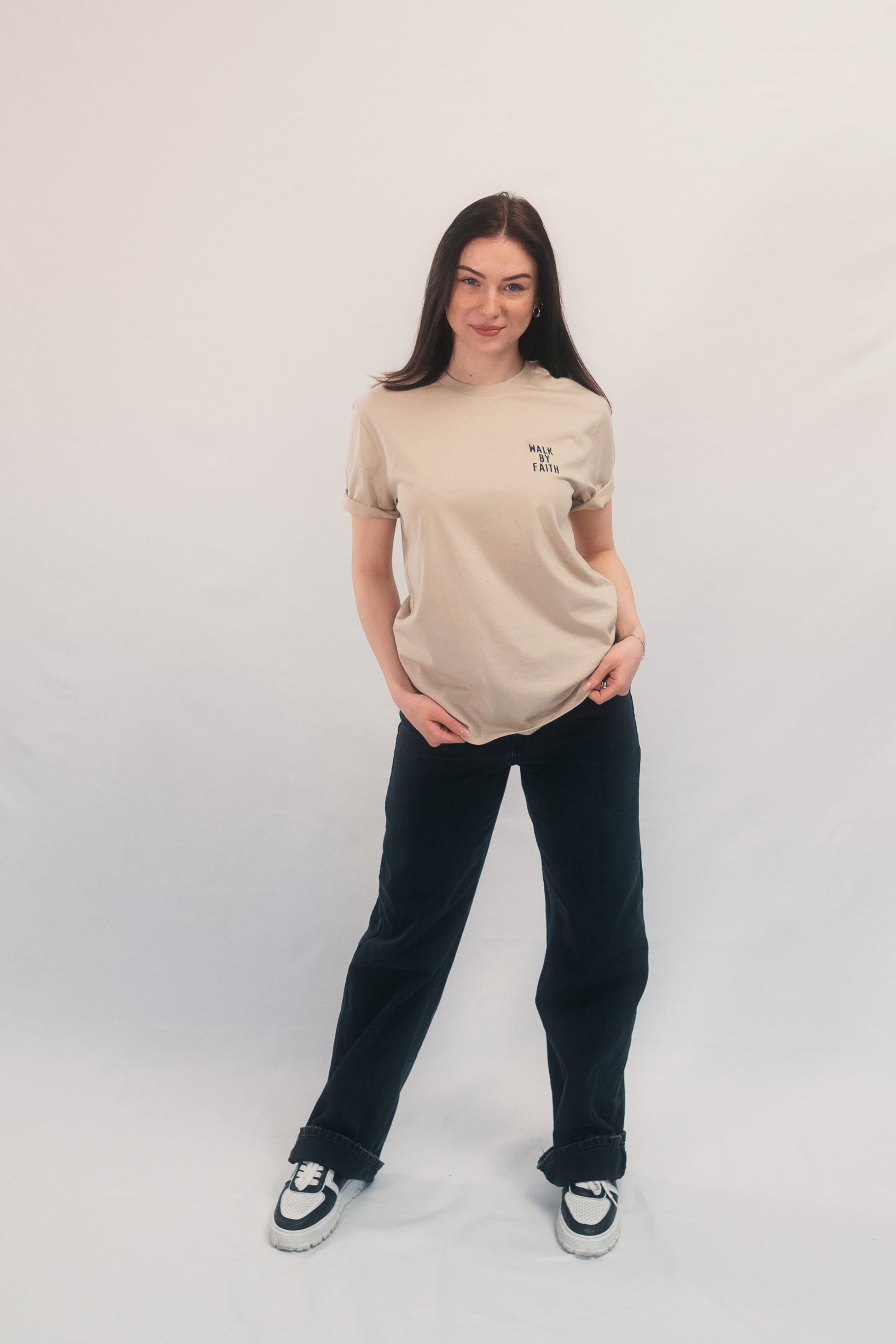 Model Ganzkörperaufnahme, Produkt T-Shirt, Motiv Walk by Faith, Farbe Desert Dust