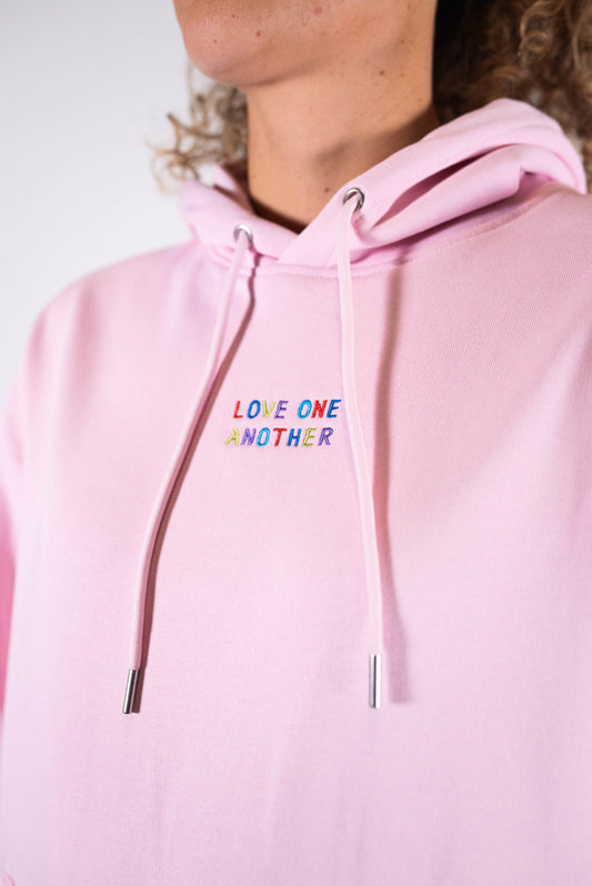 Model Nahaufnahme, Produkt Hoodie, Motiv Love One Another, Farbe Cotton Pink