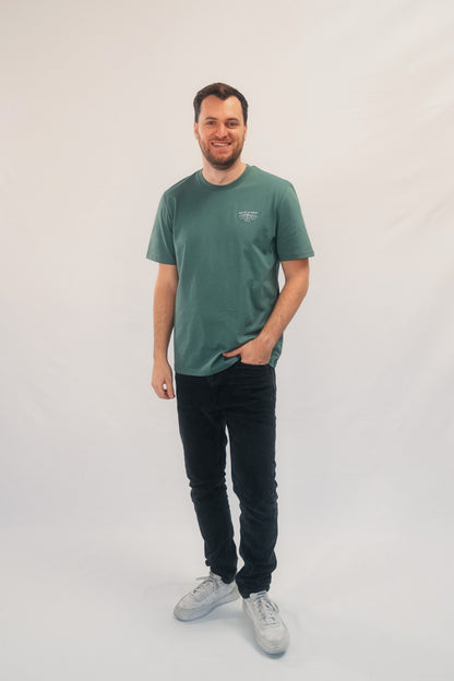 Model Ganzkörperaufnahme, Produkt T-Shirt, Motiv Rooted in Christ, Farbe Green Bay