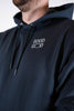 Model Nahaufnahme, Produkt Hoodie, Motiv Good God, Farbe India Ink Grey