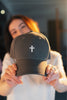 Model Nahaufnahme 1, Produkt Baseball Cap, Motiv Kreuz, Farbe Charcoal