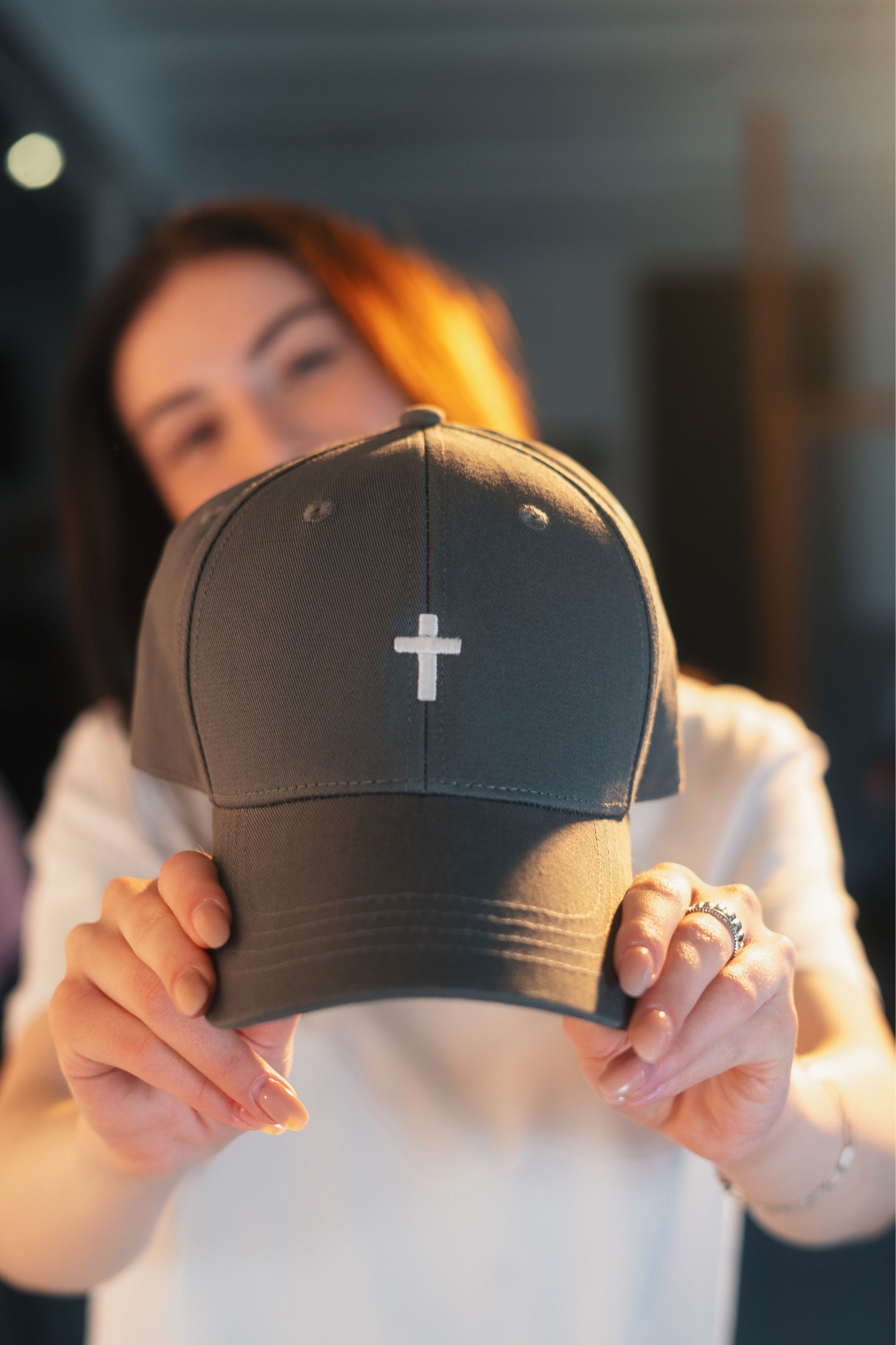 Model Nahaufnahme 1, Produkt Baseball Cap, Motiv Kreuz, Farbe Charcoal