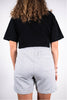 Model Rückansicht Teilkörperaufnahme, Produkt Shorts, Motiv Preach It, Farbe Heather Grey