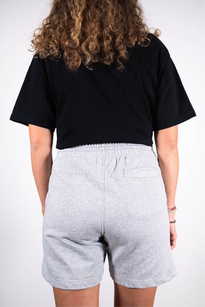 Model Rückansicht Teilkörperaufnahme, Produkt Shorts, Motiv Preach It, Farbe Heather Grey