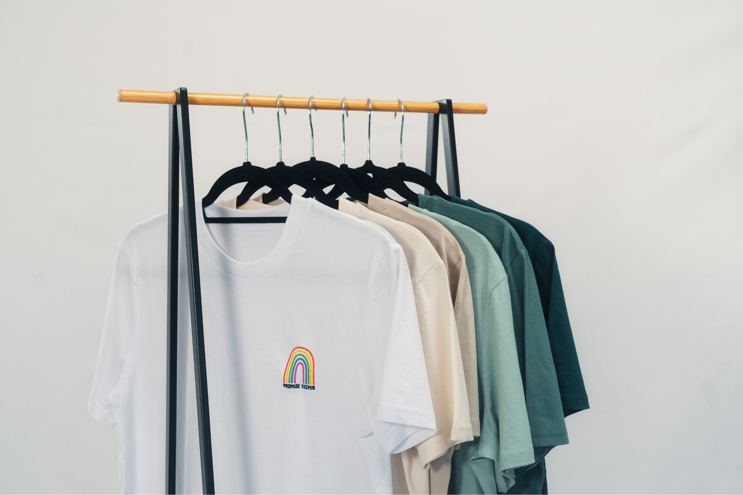 T-Shirts auf Hänger, Motiv Promise Keeper sichtbar