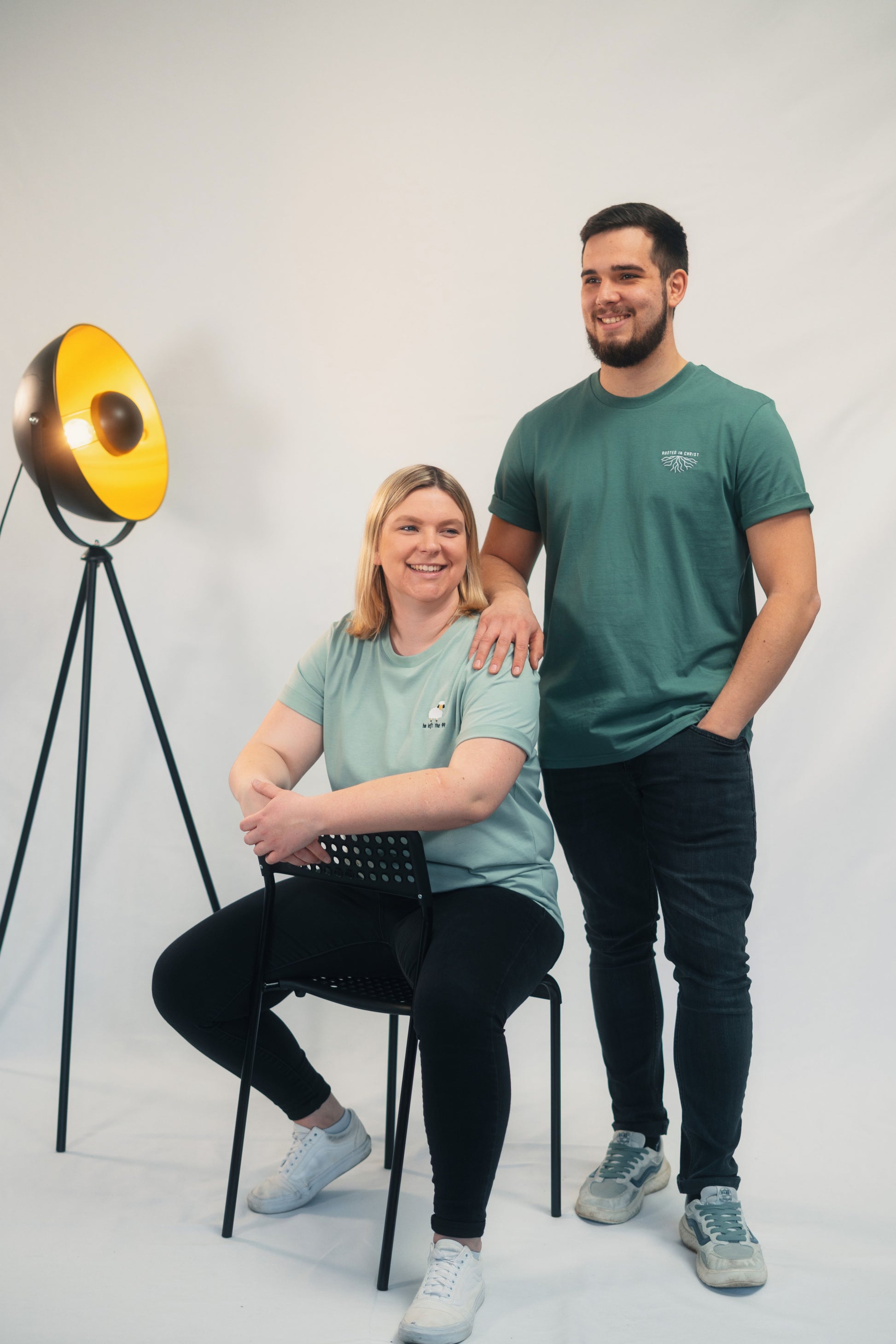 Model Gruppenaufnahme, Produkt T-Shirt, Motiv Rooted in Christ, Farbe Green Bay