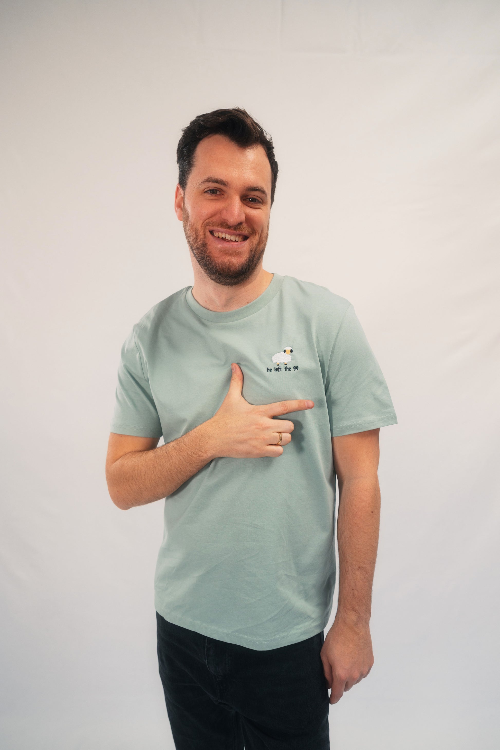 Model Oberkörperaufnahme, Produkt T-Shirt, Motiv He Left The 99, Farbe Aloe