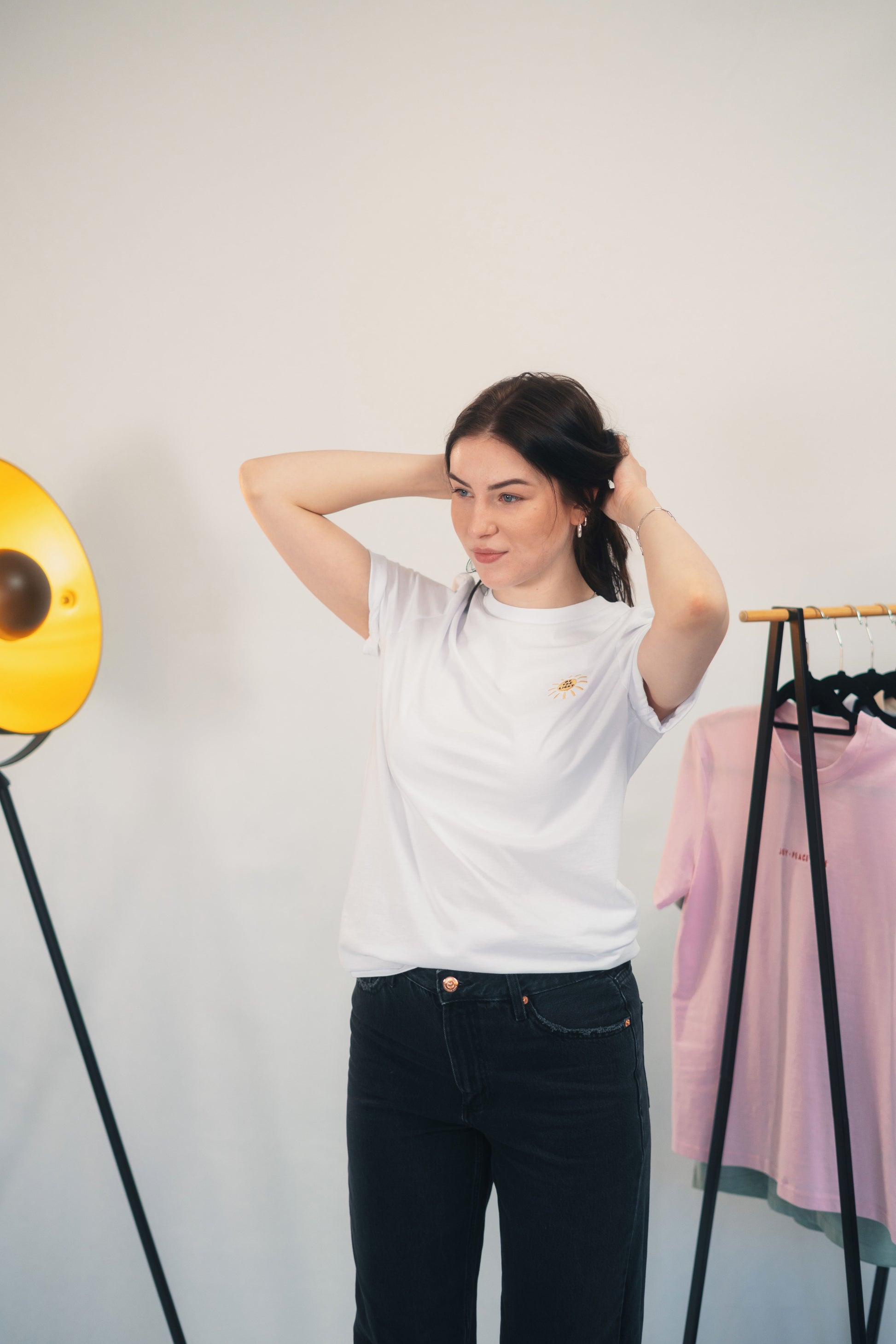 Model Oberkörperaufnahme, Produkt T-Shirt, Motiv Be the Light, Farbe White