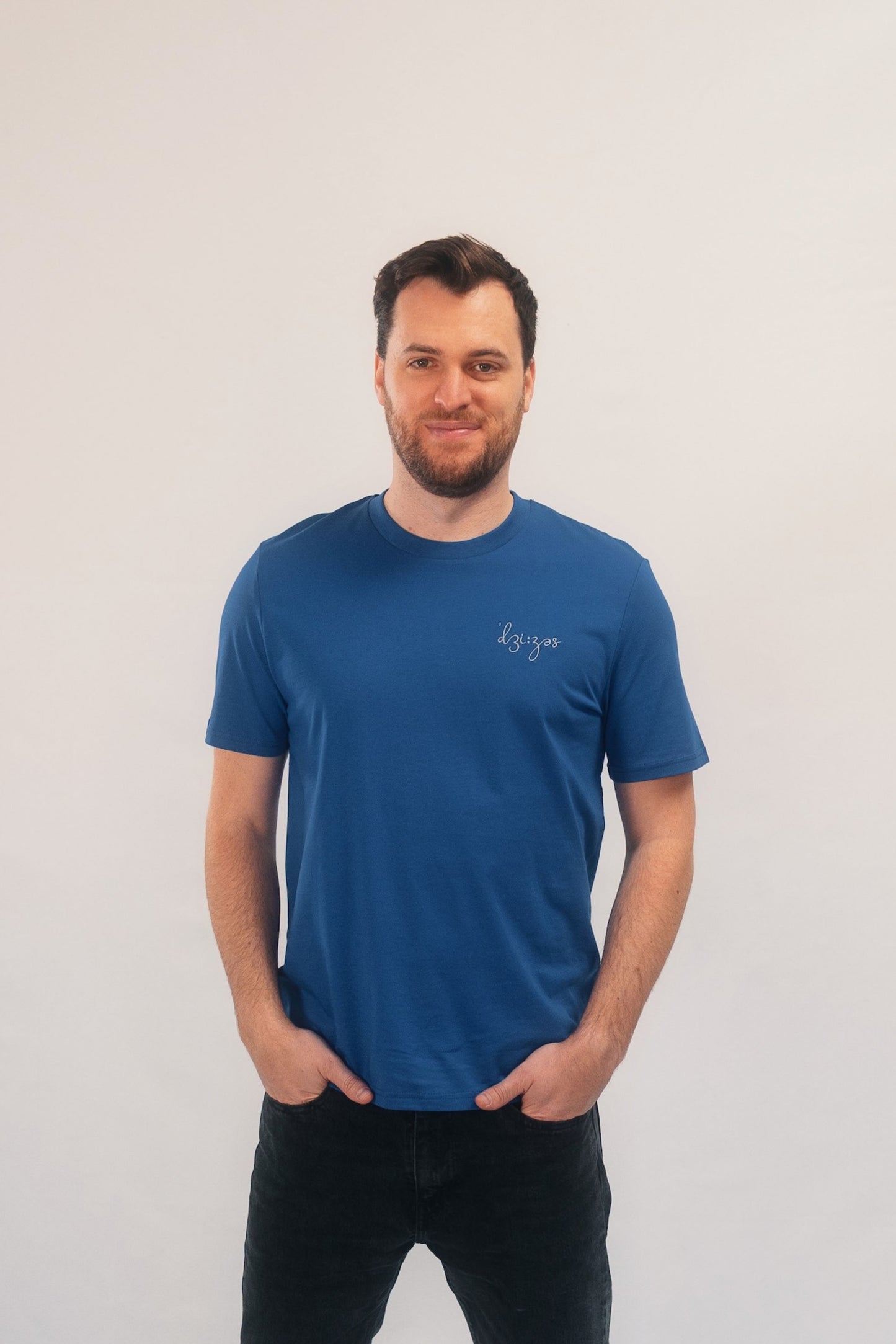 Model Oberkörperaufnahme Mann, Produkt T-Shirt, Motiv [Jesus], Farbe Worker Blue