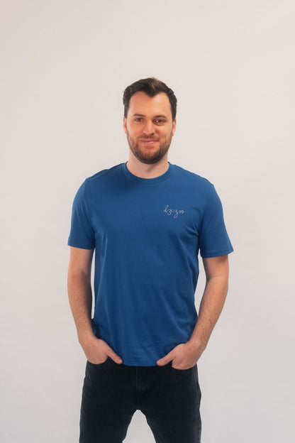 Model Oberkörperaufnahme Mann, Produkt T-Shirt, Motiv [Jesus], Farbe Worker Blue