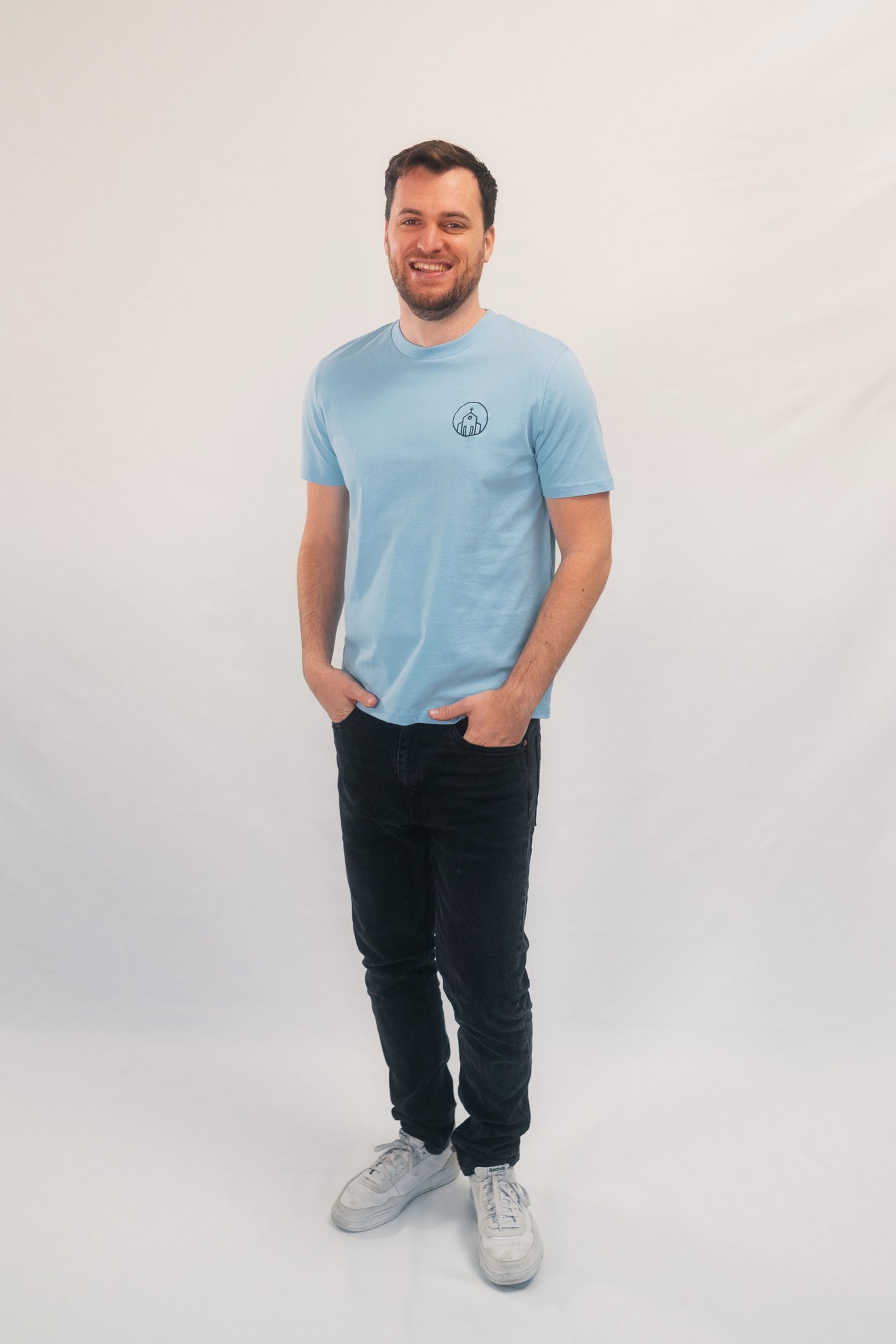 Model Ganzkörperaufnahme Mann, Produkt T-Shirt, Motiv Church, Farbe Blue Soul