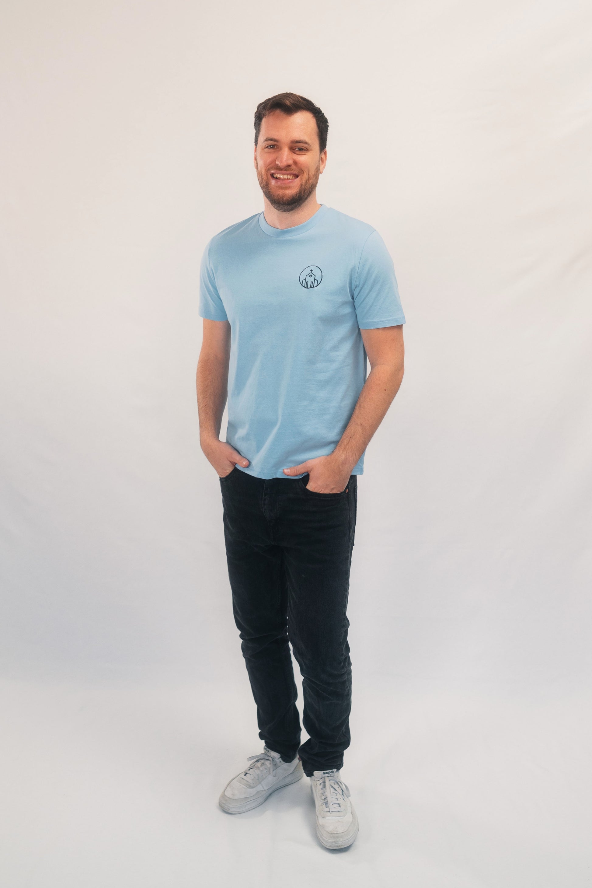 Model Ganzkörperaufnahme Mann, Produkt T-Shirt, Motiv Church, Farbe Blue Soul