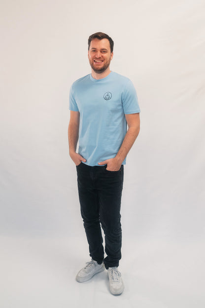 Model Ganzkörperaufnahme Mann, Produkt T-Shirt, Motiv Church, Farbe Blue Soul