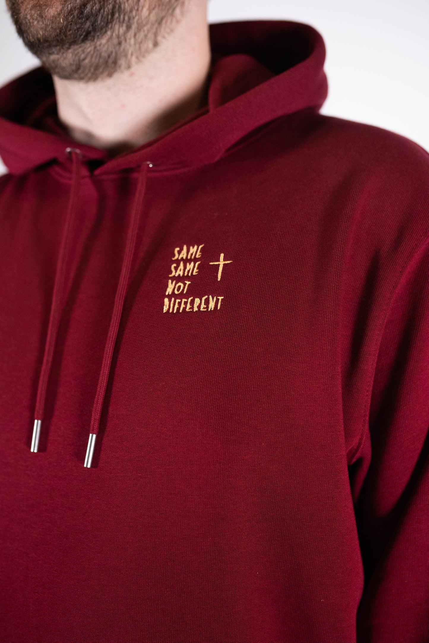 Model Nahaufnahme, Produkt Hoodie, Motiv Same Same not Different, Farbe Burgundy