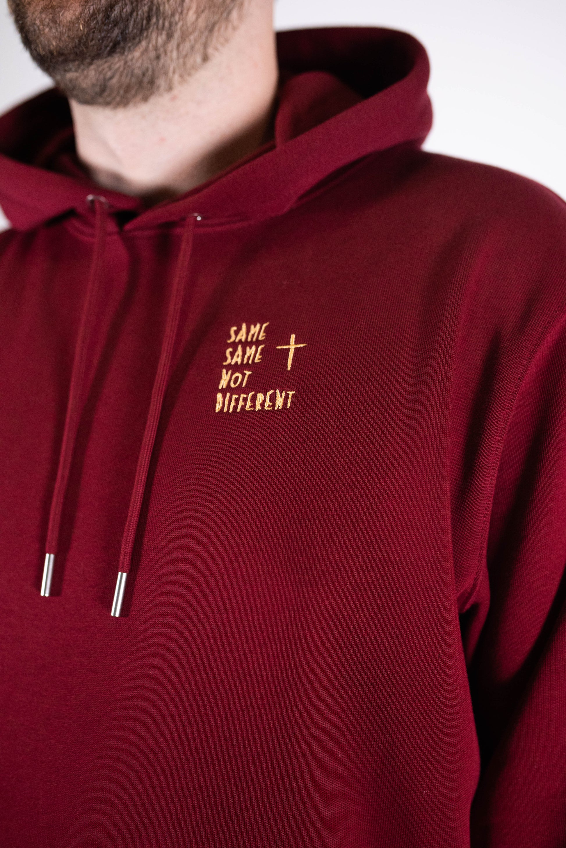 Model Nahaufnahme, Produkt Hoodie, Motiv Same Same not Different, Farbe Burgundy