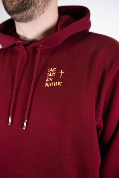 Model Nahaufnahme, Produkt Hoodie, Motiv Same Same not Different, Farbe Burgundy