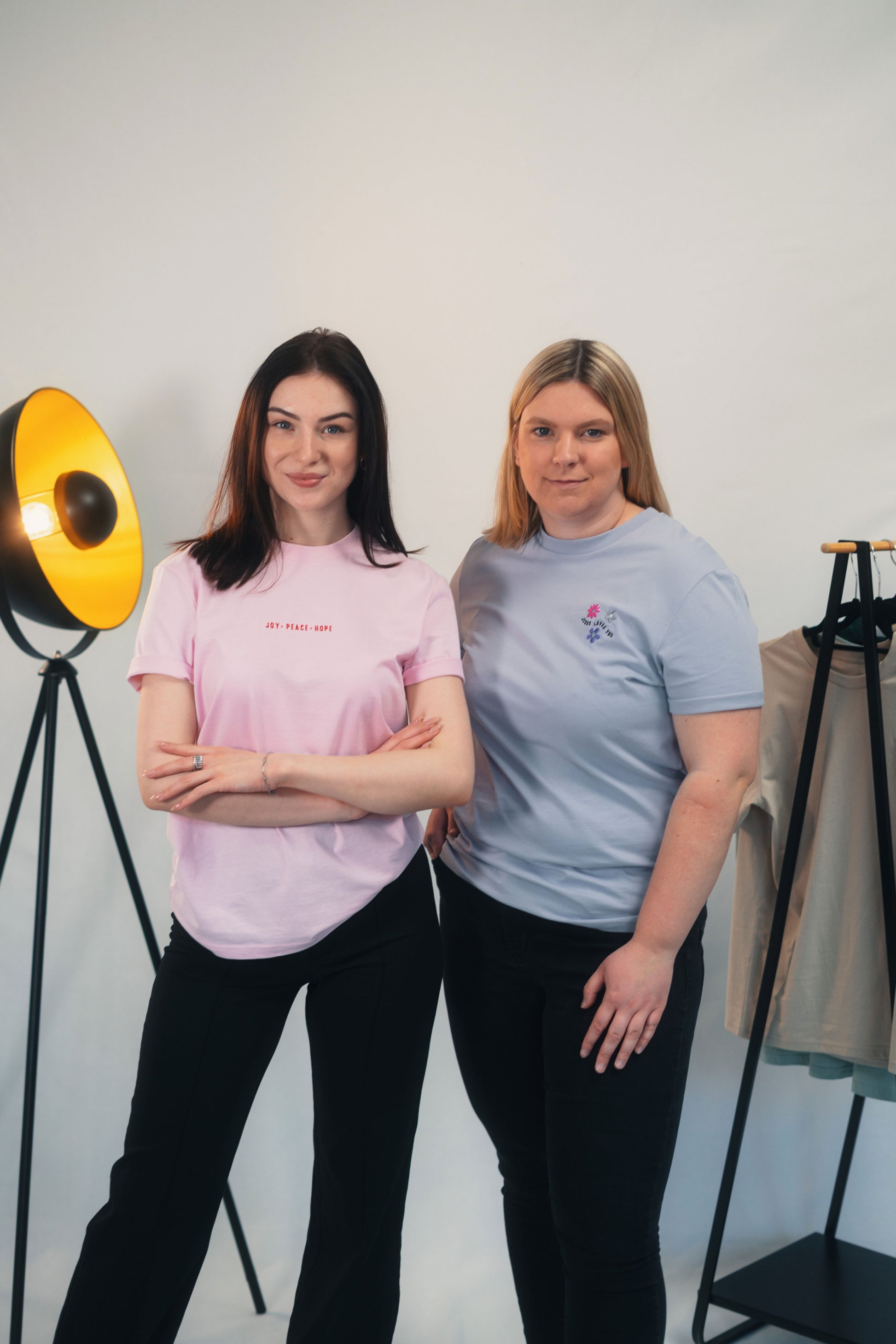 Model Gruppenaufnahme, Produkt T-Shirt, Motiv Joy Peace Hope, Farbe Cotton Pink