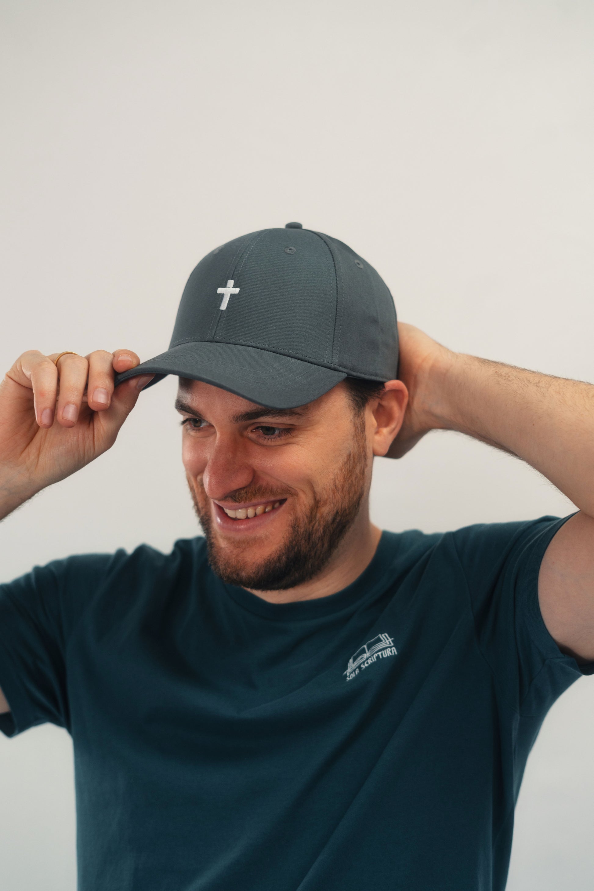 Model Kopfaufnahme 3, Produkt Baseball Cap, Motiv Kreuz, Farbe Charcoal