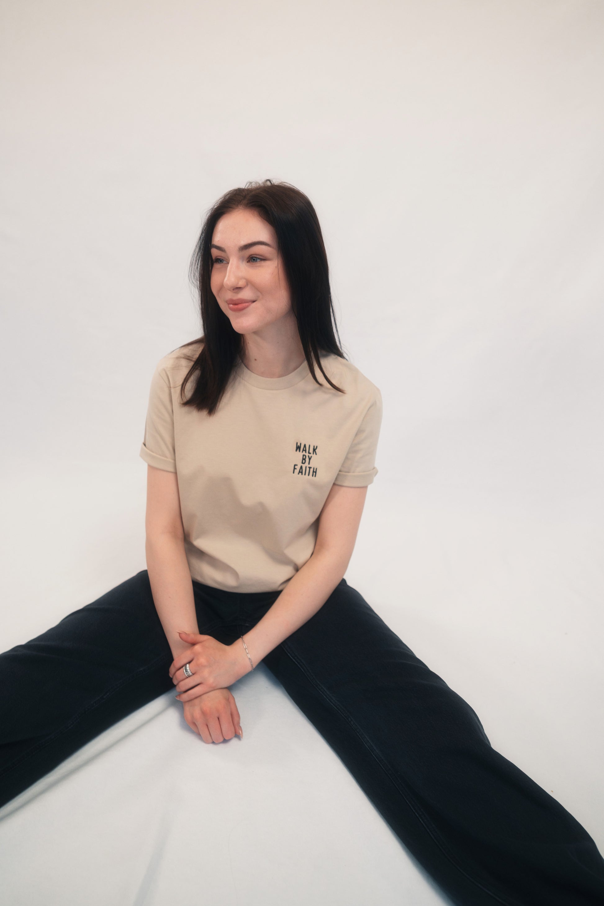 Model Oberkörperaufnahme sitzend, Produkt T-Shirt, Motiv Walk by Faith, Farbe Desert Dust