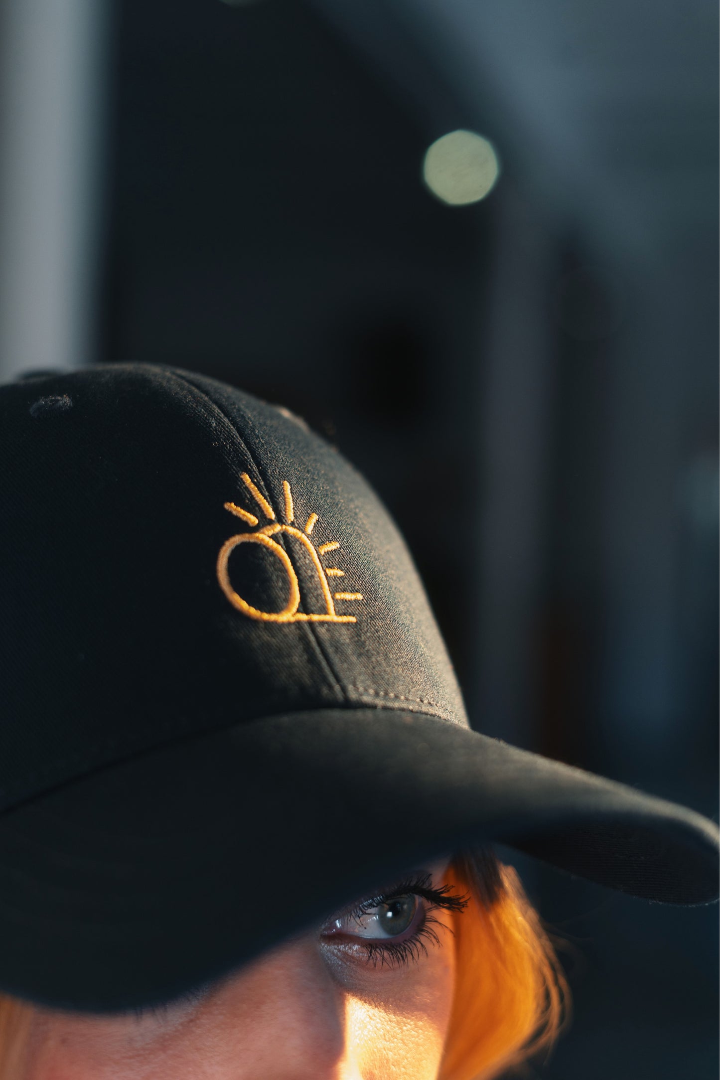 Model Nahaufnahme 1, Produkt Baseball Cap, Motiv Empty Grave, Farbe Navy