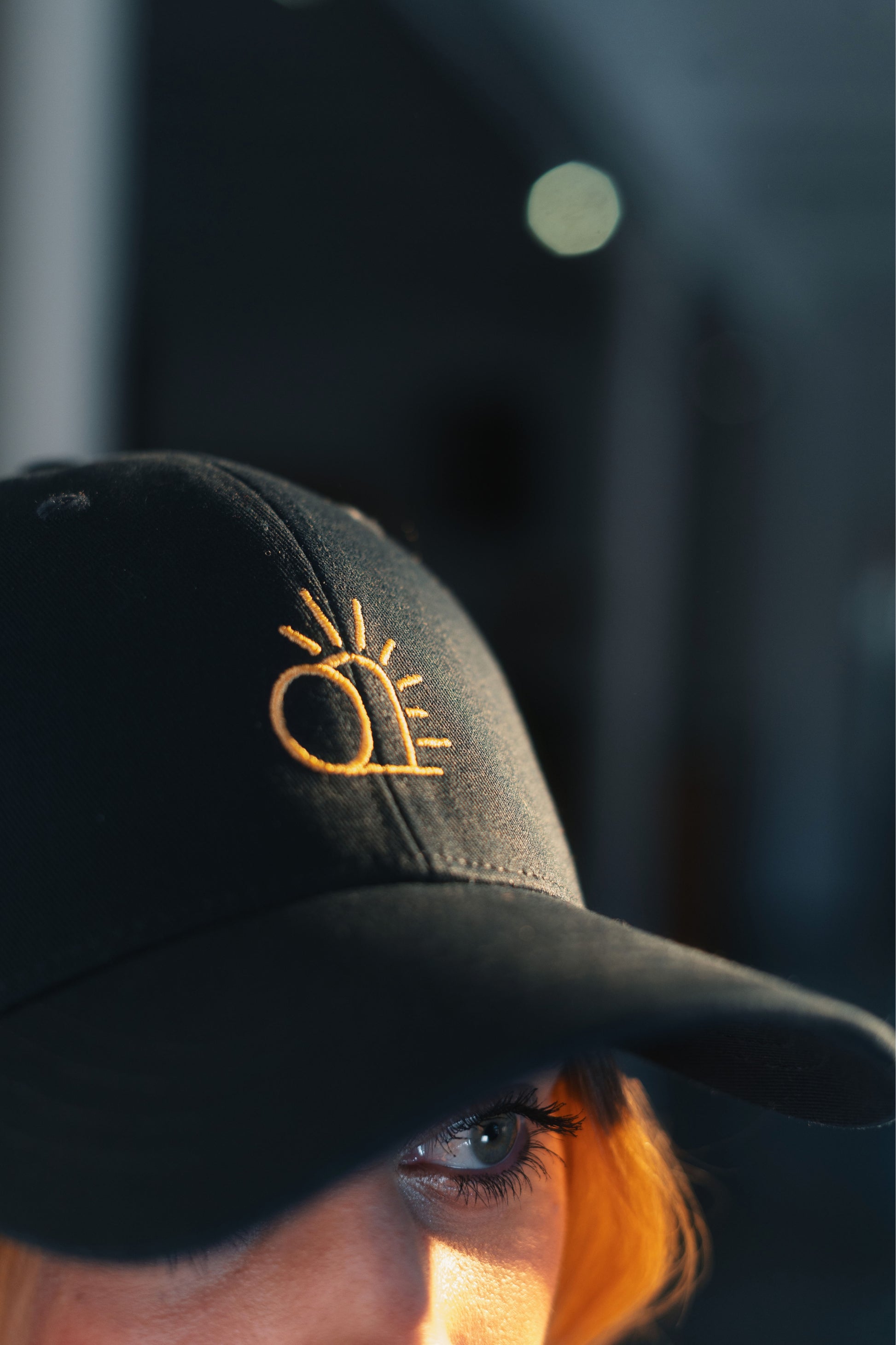 Model Nahaufnahme 1, Produkt Baseball Cap, Motiv Empty Grave, Farbe Navy