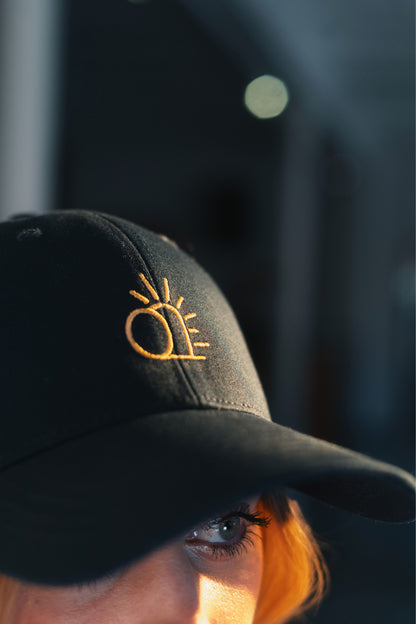 Model Nahaufnahme 1, Produkt Baseball Cap, Motiv Empty Grave, Farbe Navy