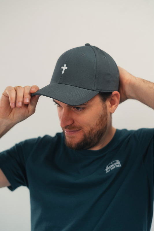 Model Kopfaufnahme 2, Produkt Baseball Cap, Motiv Kreuz, Farbe Charcoal