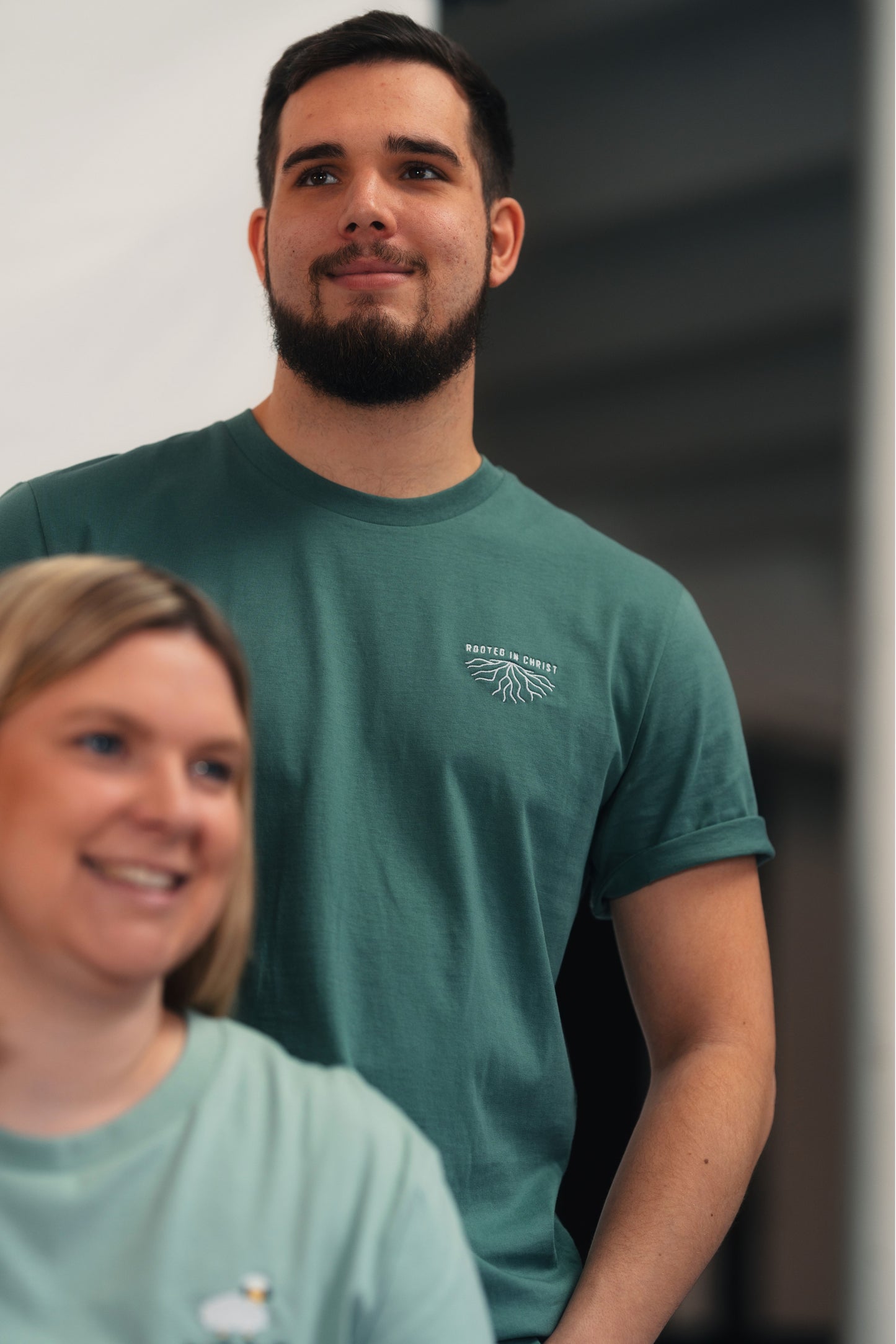 Model Oberkörperaufnahme, Produkt T-Shirt, Motiv Rooted in Christ, Farbe Green Bay