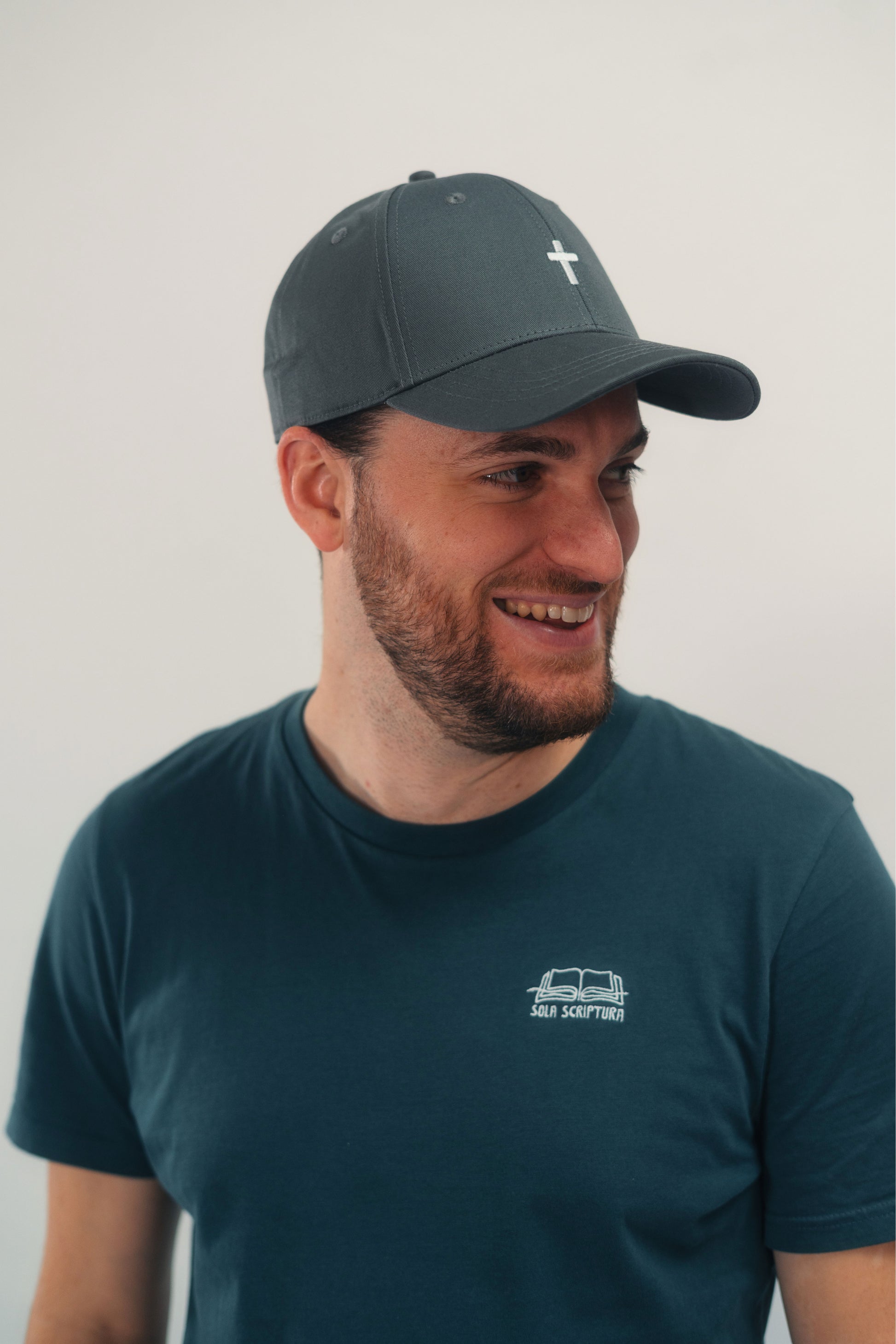 Model Kopfaufnahme 4, Produkt Baseball Cap, Motiv Kreuz, Farbe Charcoal