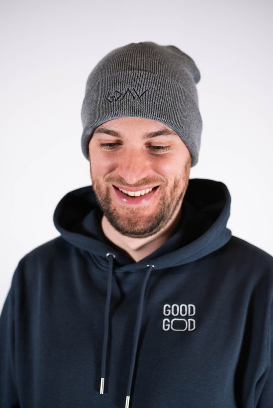 Model Kopfaufnahme 1, Produkt Rip Beanie, Motiv Gott ist größer, Farbe Mid Heather Grey
