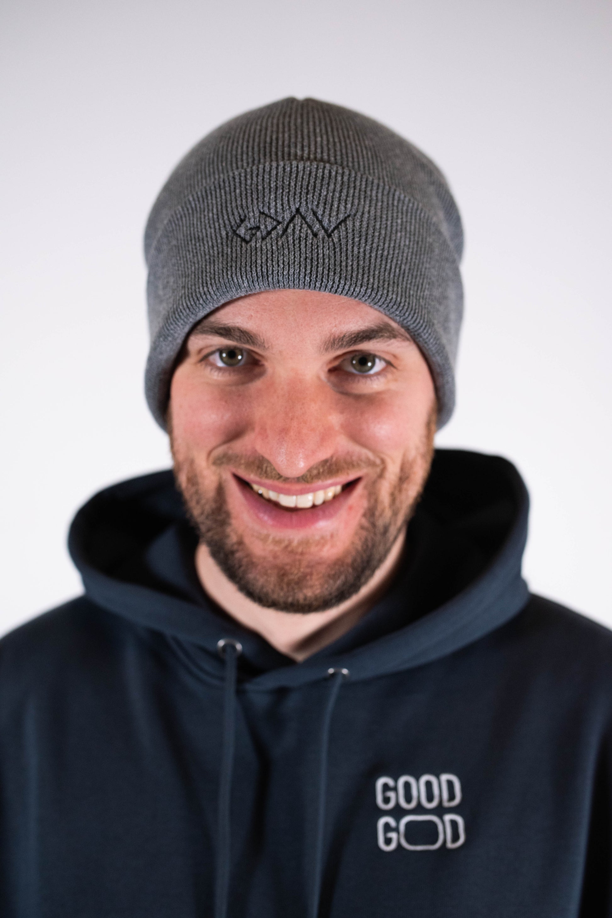 Model Kopfaufnahme 2, Produkt Rip Beanie, Motiv Gott ist größer, Farbe Mid Heather Grey