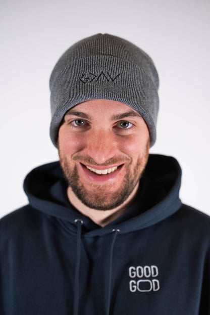 Model Kopfaufnahme 2, Produkt Rip Beanie, Motiv Gott ist größer, Farbe Mid Heather Grey