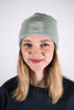 Model Kopfaufnahme 1, Produkt Fisherman Beanie, Motiv Good God, Farbe Aloe