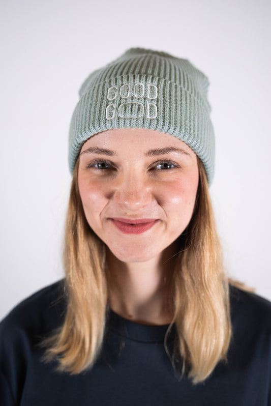 Model Kopfaufnahme 1, Produkt Fisherman Beanie, Motiv Good God, Farbe Aloe