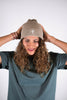 Model Kopfaufnahme 1, Produkt Fisherman Beanie, Motiv Kreuz, Farbe Heather Sand