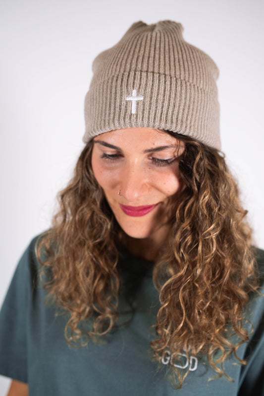 Model Kopfaufnahme 2, Produkt Fisherman Beanie, Motiv Kreuz, Farbe Heather Sand