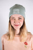Model Kopfaufnahme 3, Produkt Fisherman Beanie, Motiv Good God, Farbe Aloe