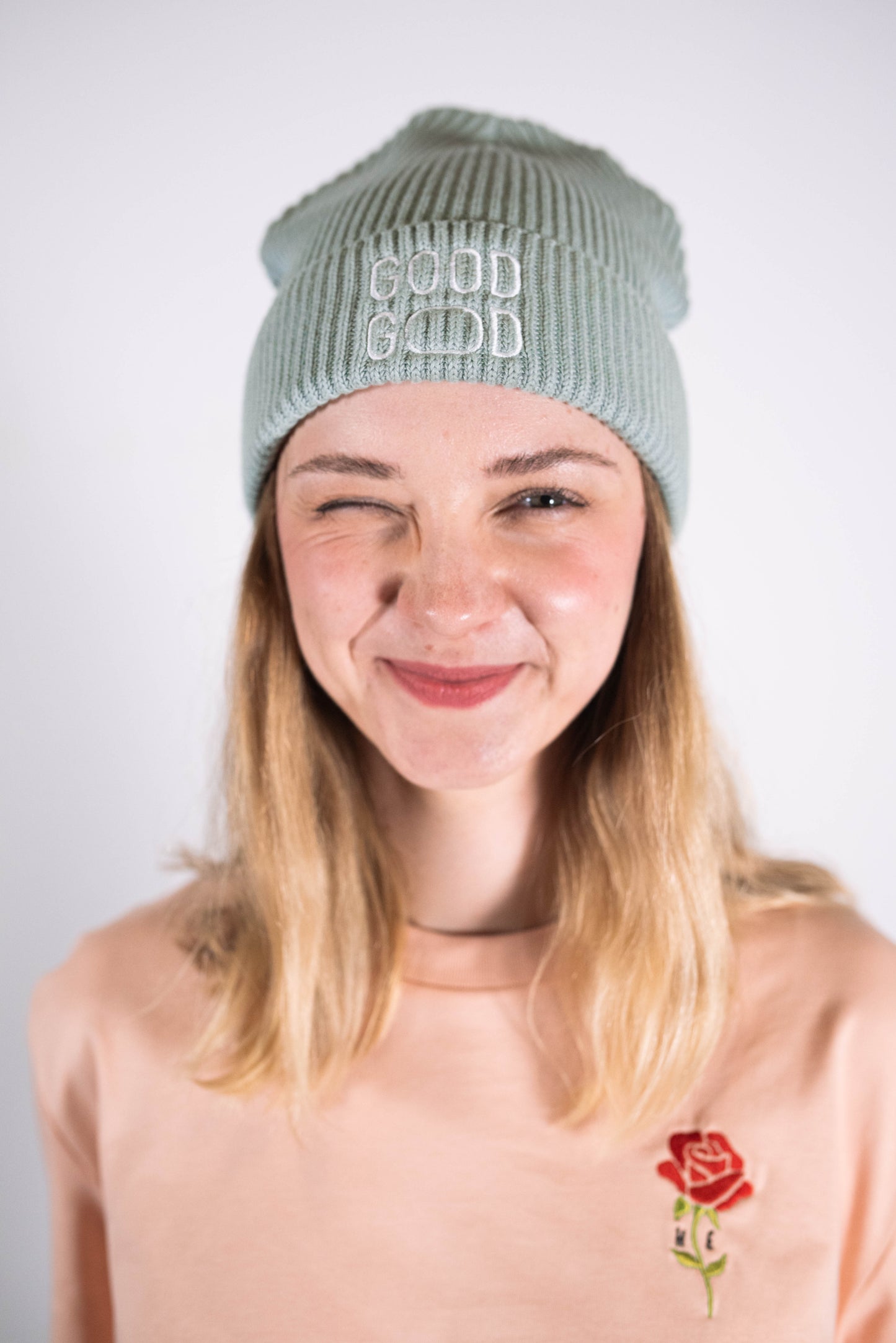 Model Kopfaufnahme 3, Produkt Fisherman Beanie, Motiv Good God, Farbe Aloe
