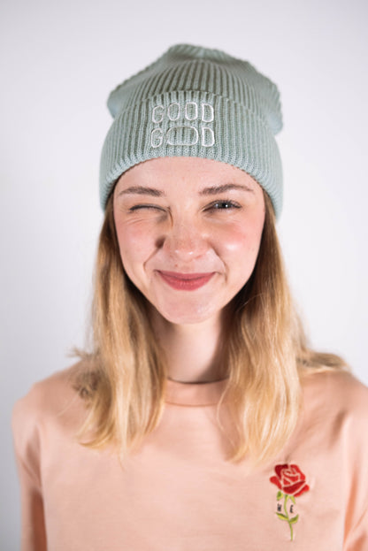 Model Kopfaufnahme 3, Produkt Fisherman Beanie, Motiv Good God, Farbe Aloe