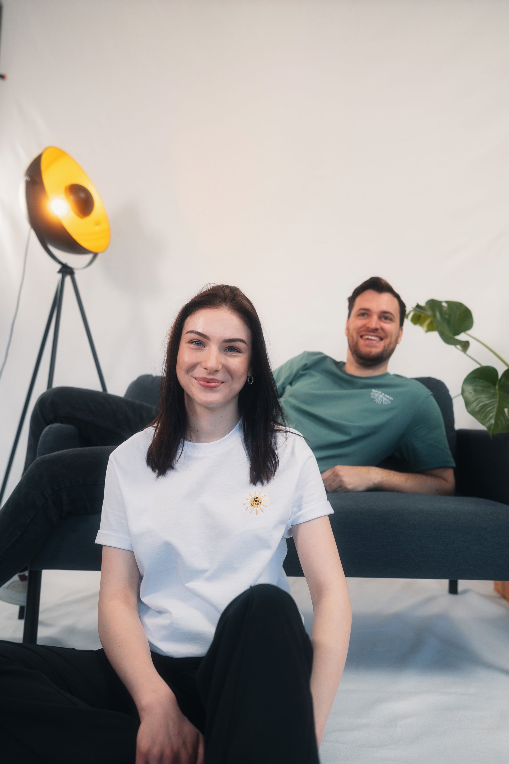 Model Gruppenaufnahme, Produkt T-Shirt, Motiv Be the Light, Farbe White