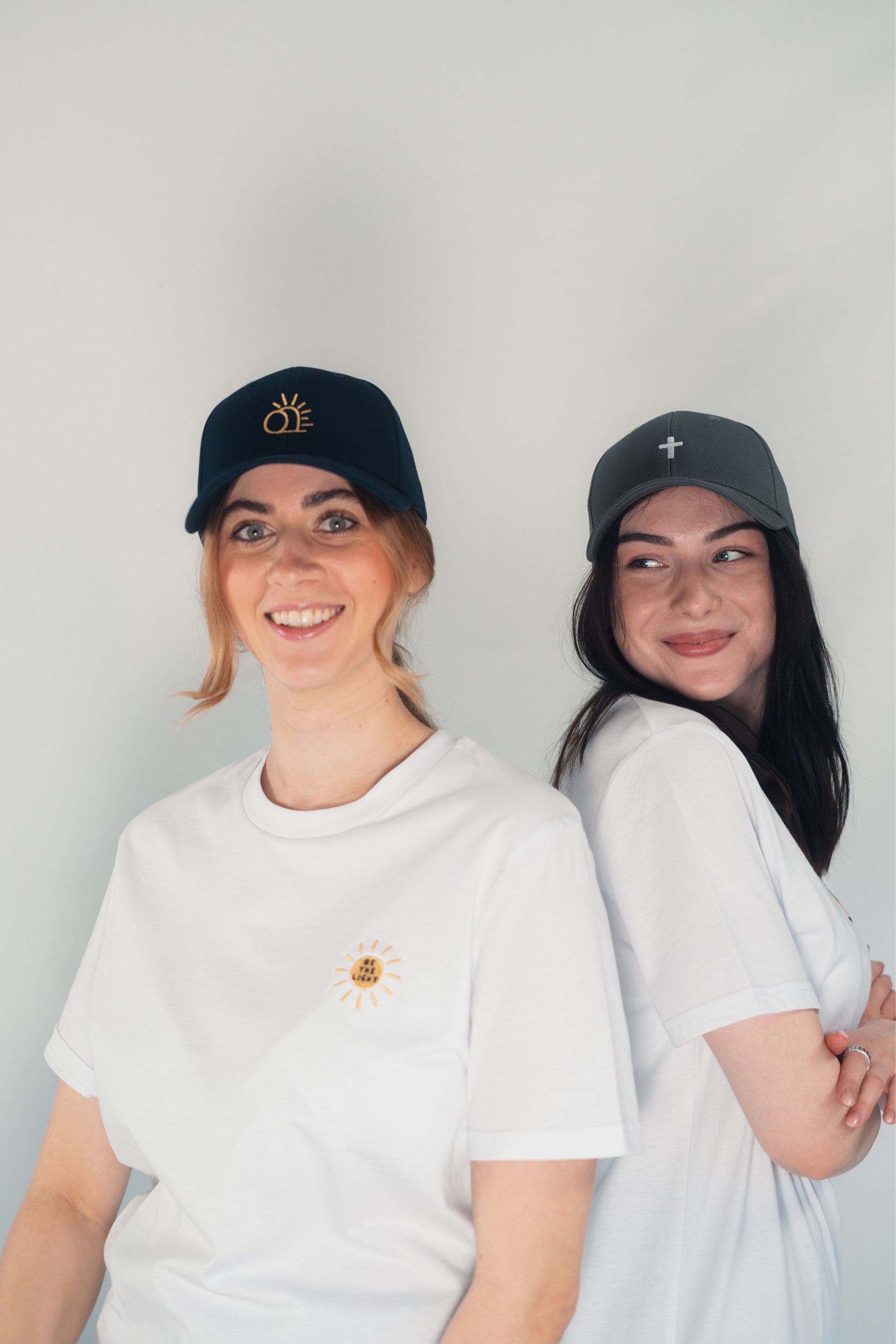 Model Gruppenaufnahme, Produkt Baseball Cap, Motiv Empty Grave, Farbe Navy