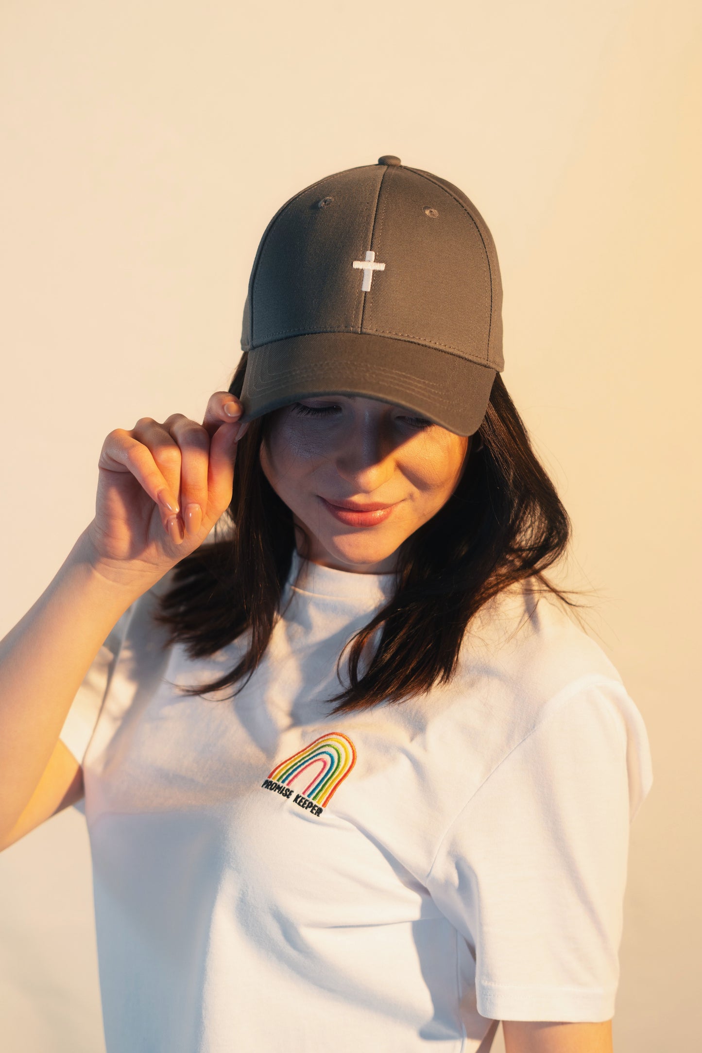 Model Kopfaufnahme 1, Produkt Baseball Cap, Motiv Kreuz, Farbe Charcoal