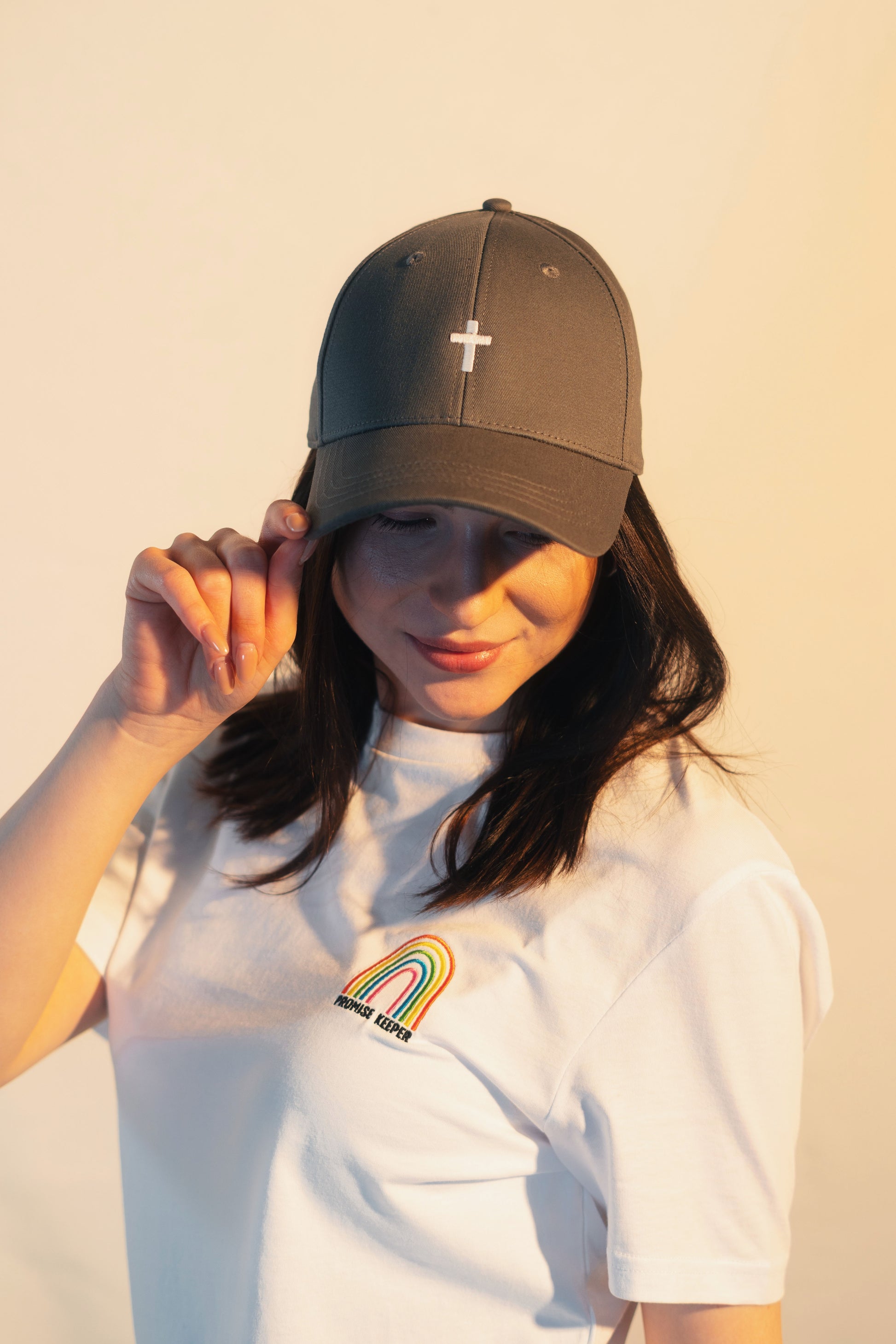 Model Kopfaufnahme 1, Produkt Baseball Cap, Motiv Kreuz, Farbe Charcoal