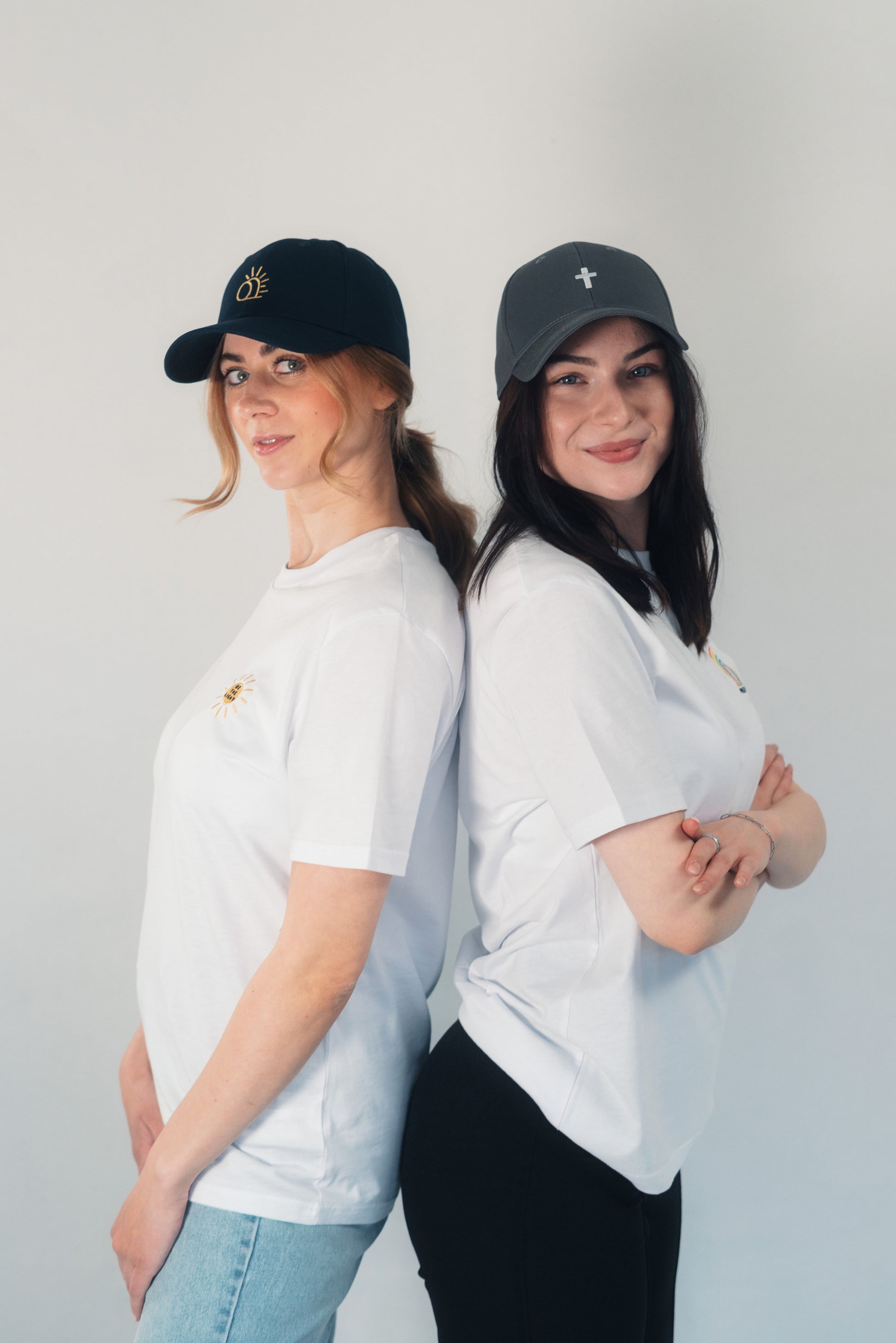 Model Gruppenaufnahme, Produkt Baseball Cap, Motiv Kreuz, Farbe Charcoal