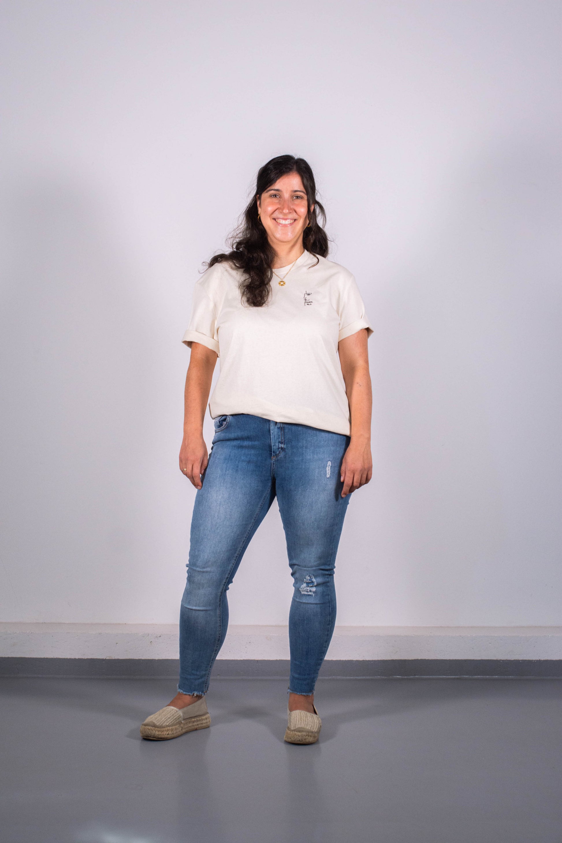 Model Ganzkörperaufnahme, Produkt T-Shirt, Motiv God is in her, Farbe Natural Raw